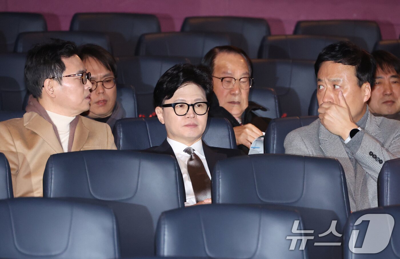 본문 이미지 - 한동훈 전 국민의힘 대표가 28일 서울 영등포구의 한 영화관에서 ‘잊혀진 대통령: 김영삼의 개혁시대’를 관람하기 위해 상영관으로 입장하고 있다. 2026.1.28/뉴스1 ⓒ News1 신웅수 기자