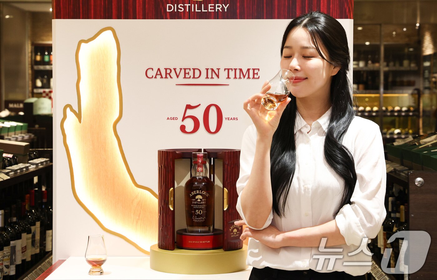 본문 이미지 - 28일 서울 중구 롯데백화점 본점 식품관에서 모델이 설 명절을 맞이해 전세계 단 20병 한정 생산된 '아벨라워 50년산'을 단독으로 선보이고 있다.  2026.1.28/뉴스1 ⓒ News1 최지환 기자