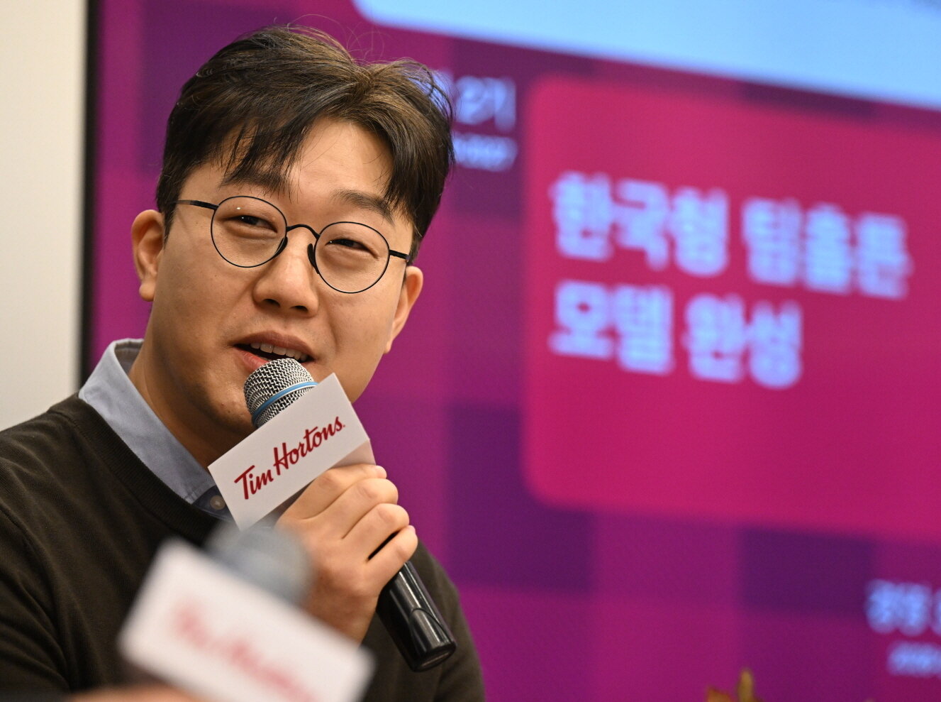 본문 이미지 - 안 CBO가 28일 오전 팀홀튼 기자간담회에서 브랜드 전략을 설명하고 있다.(팀홀튼 제공)