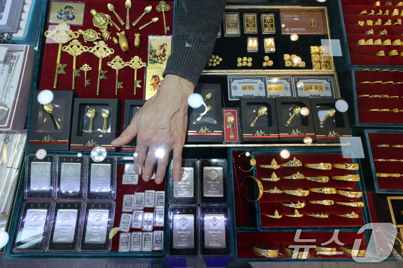 (서울=뉴스1) 황기선 기자 = 28일 서울 종로구 귀금속 상가에 금과 은 제품 등이 진열돼 있다.원자재 최고치 랠리가 이어지면서 금·은·동(구리) 관련 상장지수펀드(ETF) 규모 …
