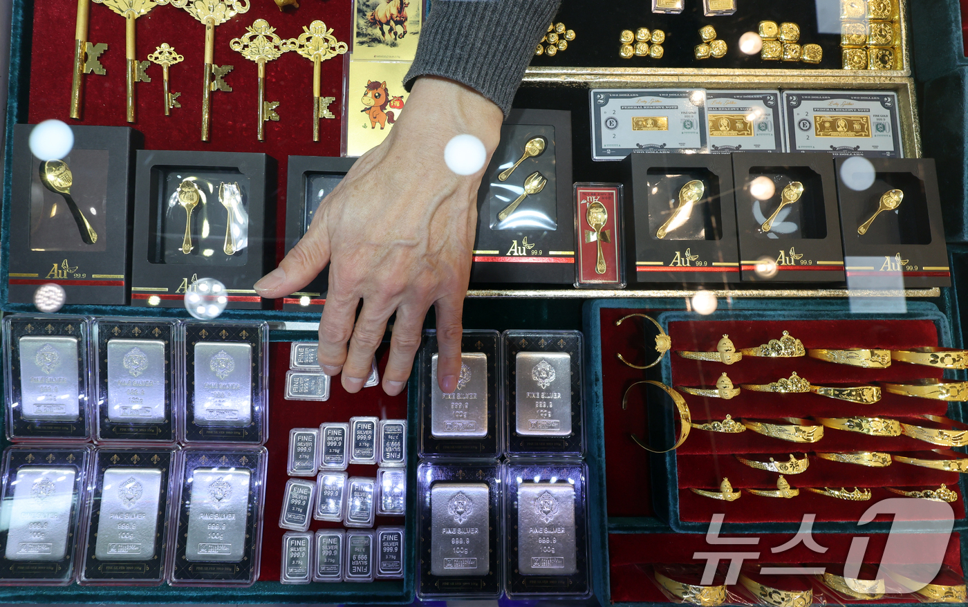 (서울=뉴스1) 황기선 기자 = 국제 금값이 5200달러를 돌파하는 등 금, 은시세가 급등하고 있는 28일 서울 종로구 귀금속 상가에 금과 은 제품 등이 진열돼 있다.2026.1. …