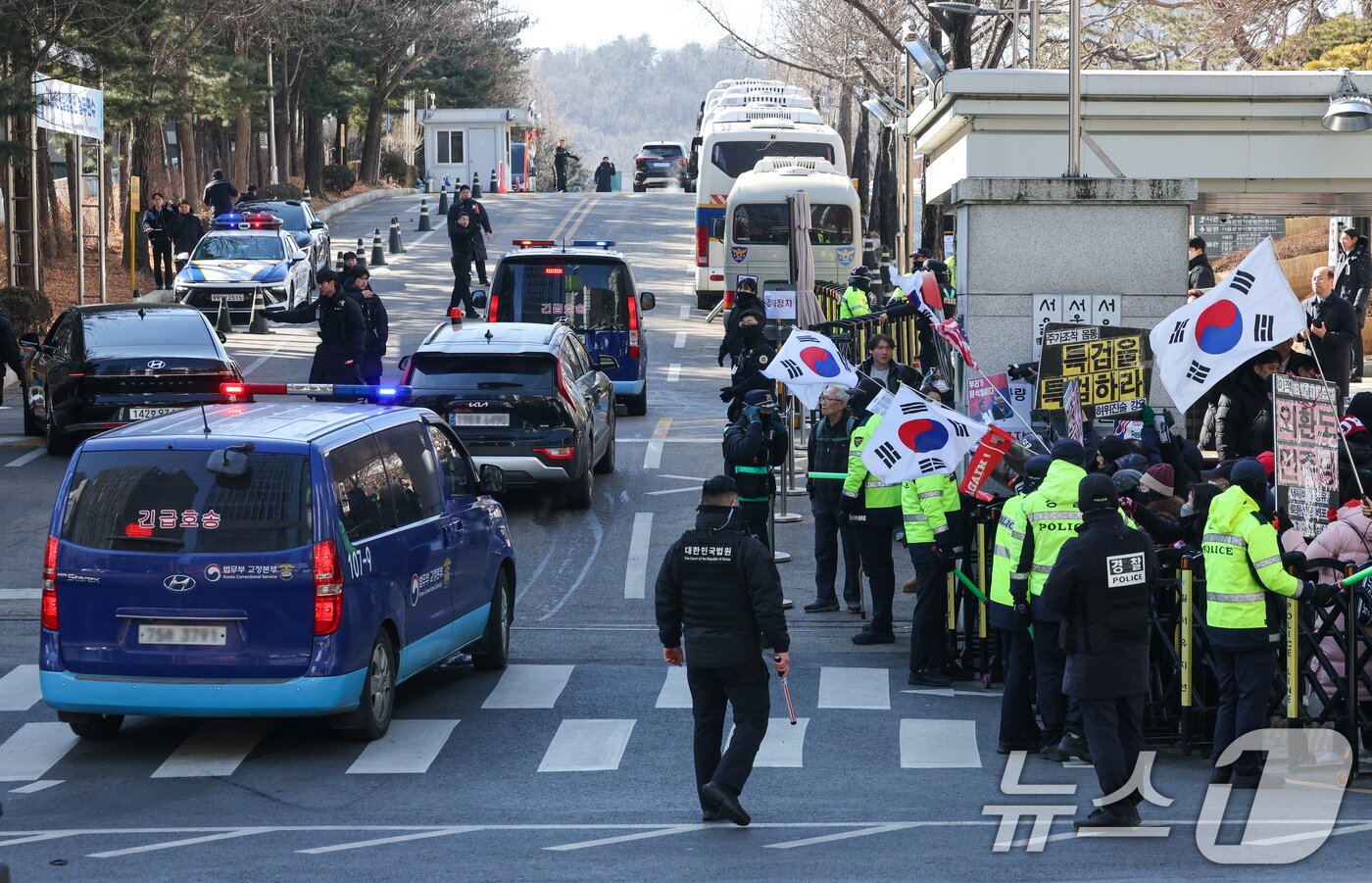 본문 이미지 - 김건희 여사의 자본시장과 금융투자업에 관한 법률 위반, 알선수재, 정치자금법 위반 등 혐의 1심 선고기일인 28일 오후 서울 서초구 중앙지방법원에서 김 여사를 태운 호송차가 들어가고 있다. 2026.1.28/뉴스1 ⓒ News1 안은나 기자