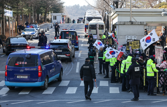 [속보] 김건희 호송차 법원 도착…잠시 뒤 1심 선고 예정