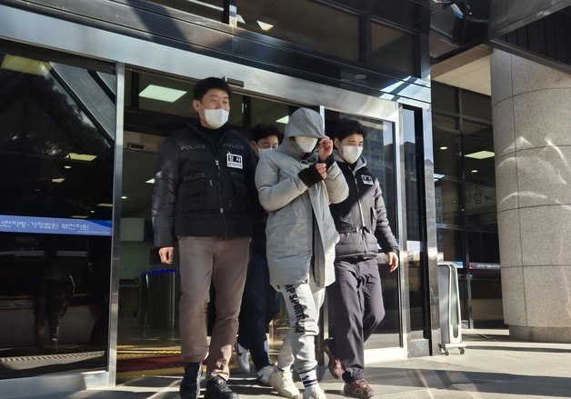 '돈 때문에' 지인 흉기로 찌르고 금품 훔친 40대 구속(종합)