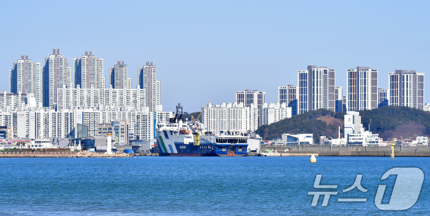 (포항=뉴스1) 최창호 기자 = 28일 경북 포항시 북구 여객선터미널에 주변에 있는 인근 한국지질자원연구원 전용부두에서 물리탐사선인 탐해 3호가 정박해 있다. 2026.1.28/뉴 …