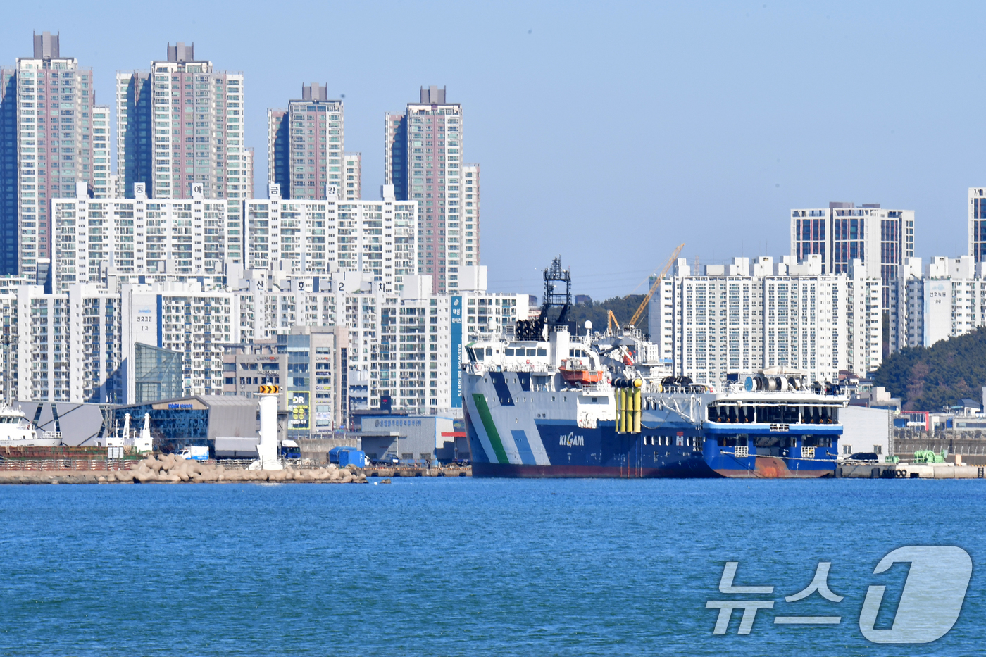 (포항=뉴스1) 최창호 기자 = 28일 경북 포항시 북구 여객선터미널에 주변에 있는 인근 한국지질자원연구원 전용부두에서 물리탐사선인 탐해 3호가 정박해 있다. 2026.1.28/뉴 …