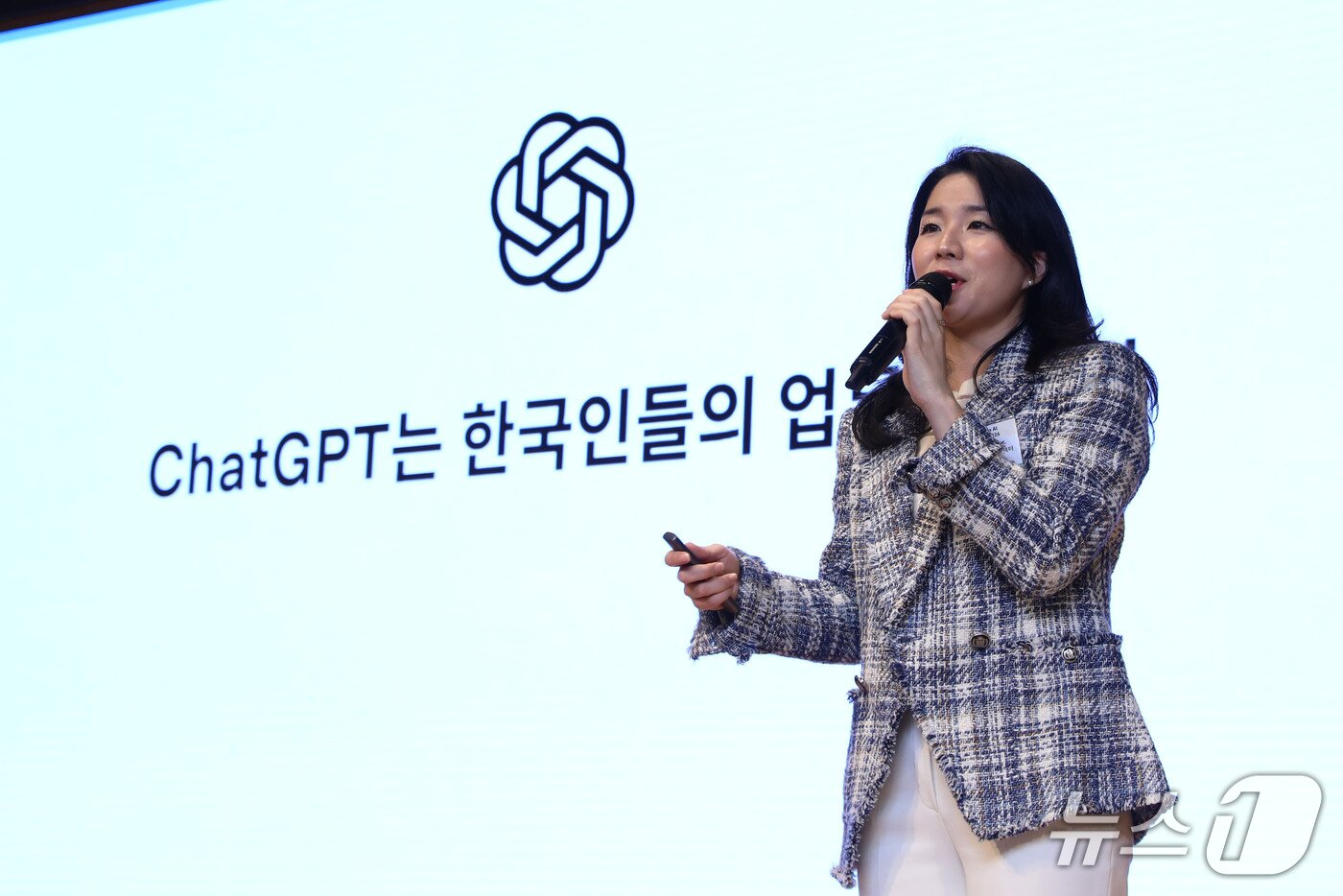 본문 이미지 - 한지은 오픈AI 코리아 전략 어카운트 디렉터가 Enterprise AI Connect 2026 세미나에서 발언하고 있다.(삼성SDS 제공)