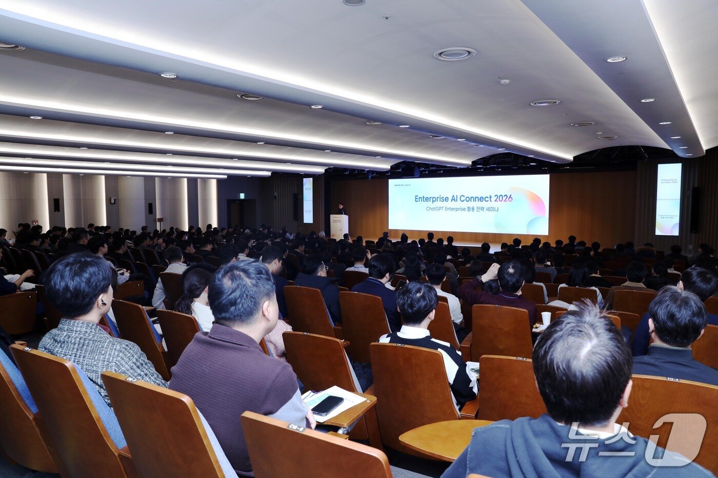 본문 이미지 - 삼성SDS가 잠실캠퍼스 마젤란홀에서 Enterprise AI Connect 2026 세미나를 열고 세미나를 열고기업 맞춤형 AI 풀스택 전략과 글로벌 기술 협력 비전을 발표했다.(삼성SDS 제공)