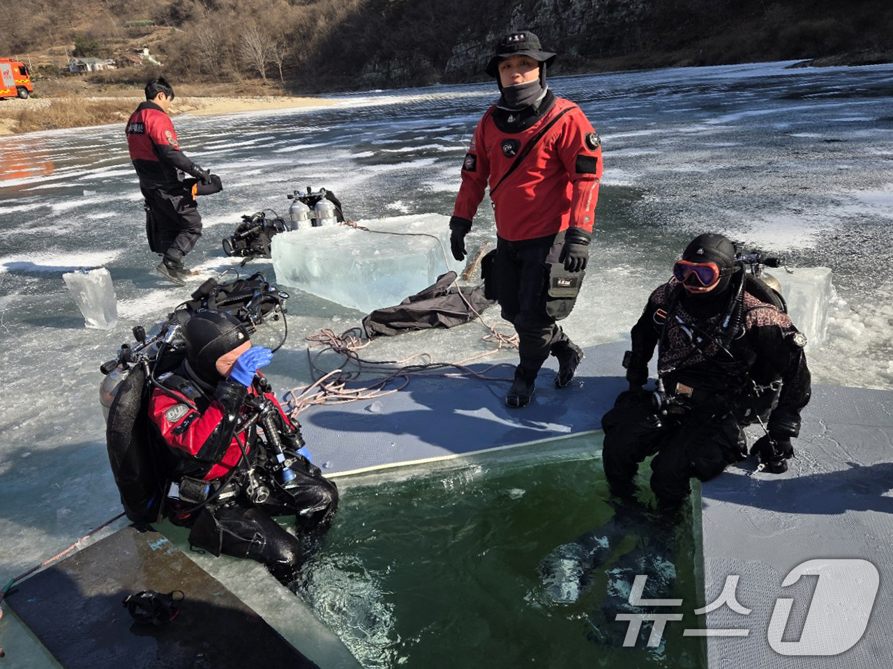 (안동=뉴스1) 최창호 기자 = 28일 경북119특수대응단 구조대원들이 안동시 도산면 가송리 일원에서 겨울철 빙상 수난사고에 대비한 인명 구조훈련을 하고 있다.이날 훈련은 30cm …