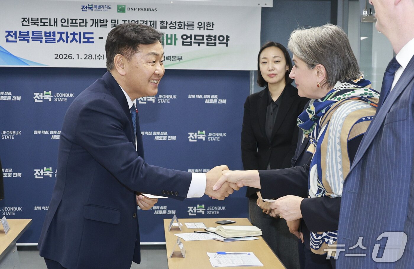 본문 이미지 - 28일 전북도 중앙협력본부(서울)에서 '전북도-BNP파리바 업무협약식'이 열린 가운데 김관영 도지사와 도로테 레가조니 BNP파리바 한국대표가 악수를 하고 있다.(전북도 제공. 재판매 및 DB금지)/뉴스1