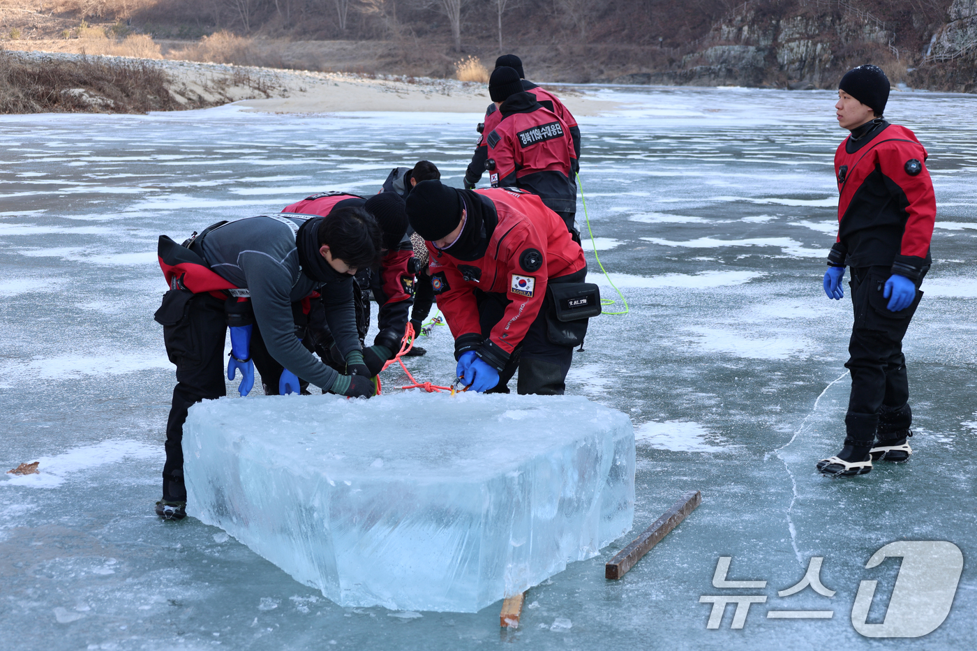(안동=뉴스1) 최창호 기자 = 28일 경북119특수대응단 구조대원들이 안동시 도산면 가송리 일원에서 겨울철 빙상 수난사고에 대비한 인명 구조훈련을 하고 있다.이날 훈련은 30cm …
