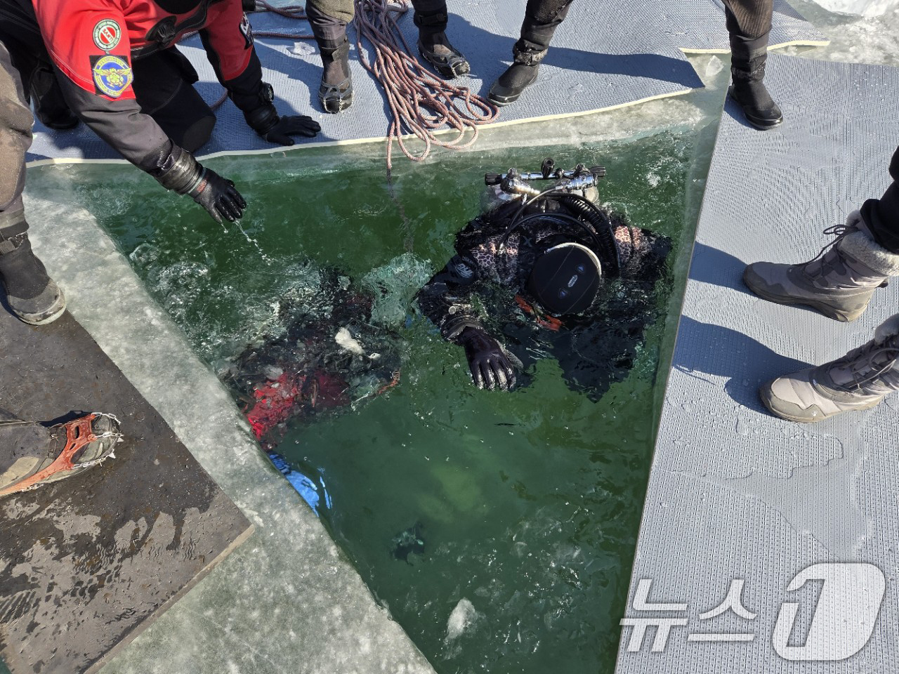 (안동=뉴스1) 최창호 기자 = 28일 경북119특수대응단 구조대원들이 안동시 도산면 가송리 일원에서 겨울철 빙상 수난사고에 대비한 인명 구조훈련을 하고 있다.이날 훈련은 30cm …