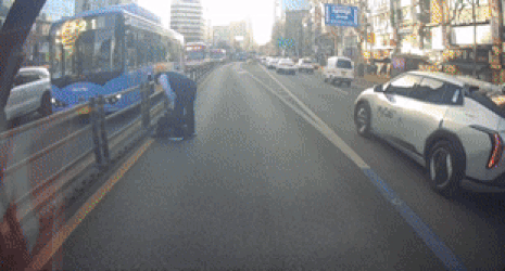 종로 버스전용차로 한복판서 잠…기사가 부축하려 하자 "나둬, 더 자게"[영상]