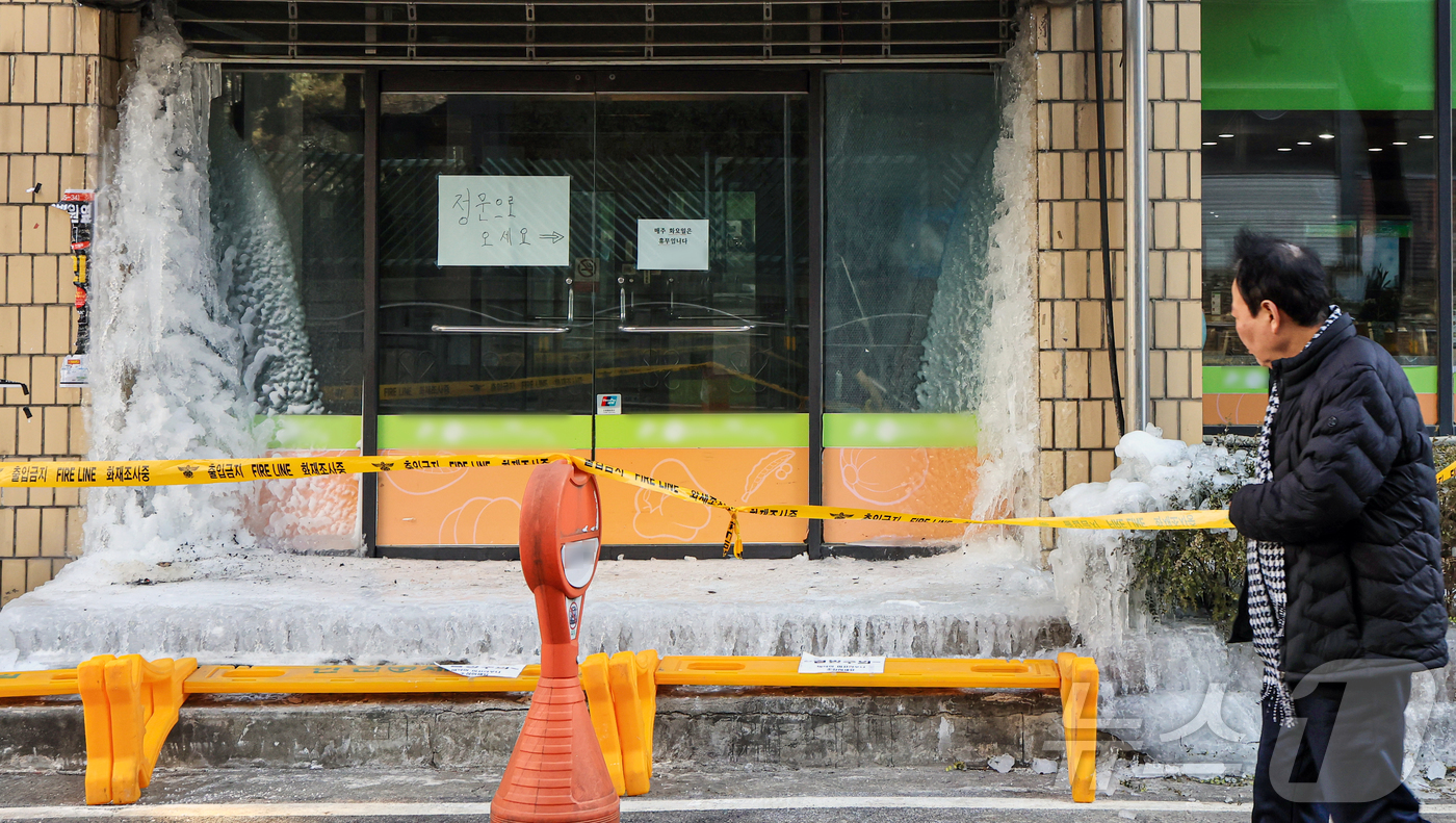 (인천=뉴스1) 이호윤 기자 = 아침 기온 영하 10도를 밑도는 영하권 추위가 계속된 28일 인천 계양구 한 건물의 수도관이 터져 입구가 얼음으로 막혀 있다. 2026.1.28/뉴 …