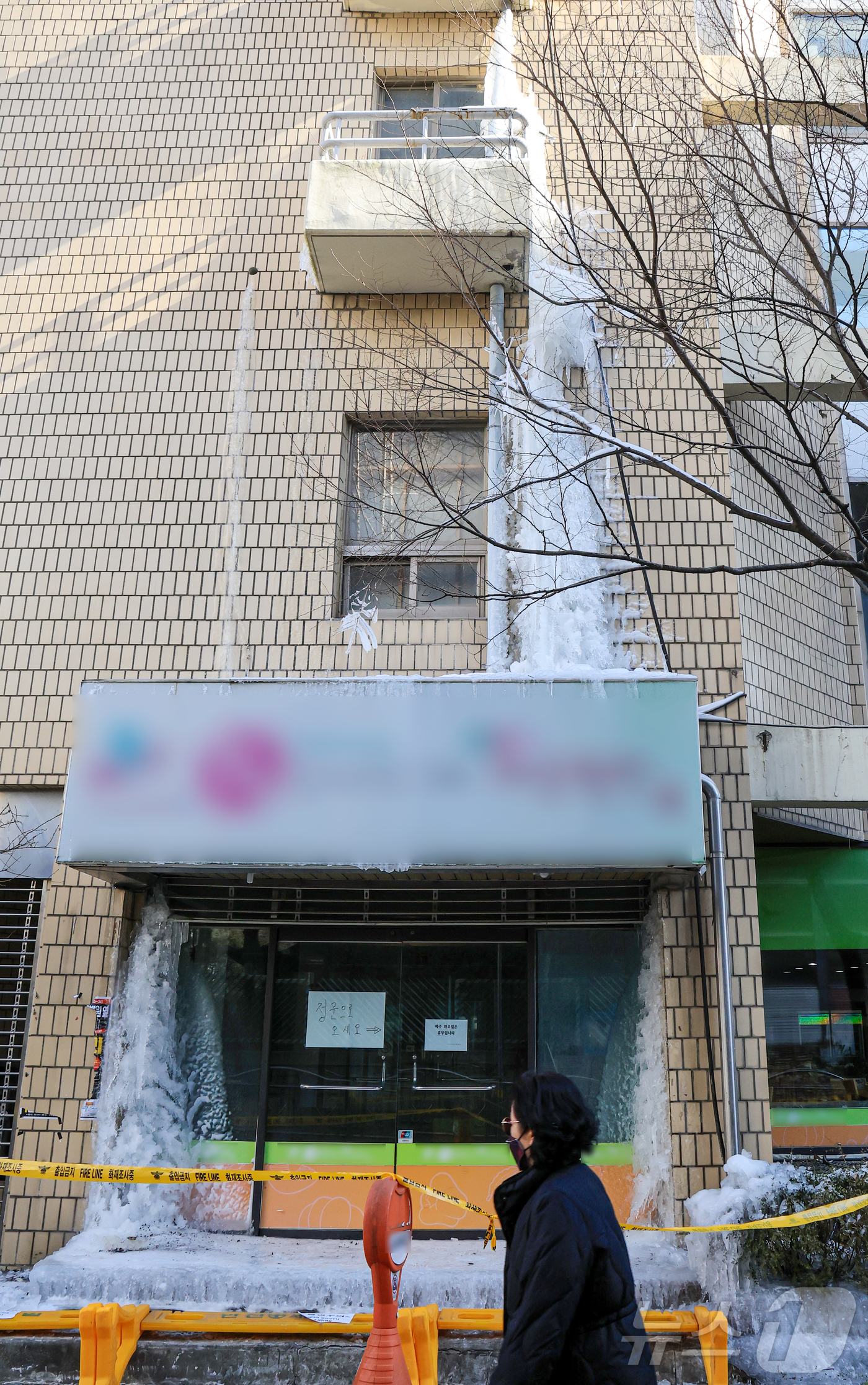 (인천=뉴스1) 이호윤 기자 = 아침 기온 영하 10도를 밑도는 영하권 추위가 계속된 28일 인천 계양구 한 건물의 수도관이 터져 입구가 얼음으로 막혀 있다. 2026.1.28/뉴 …