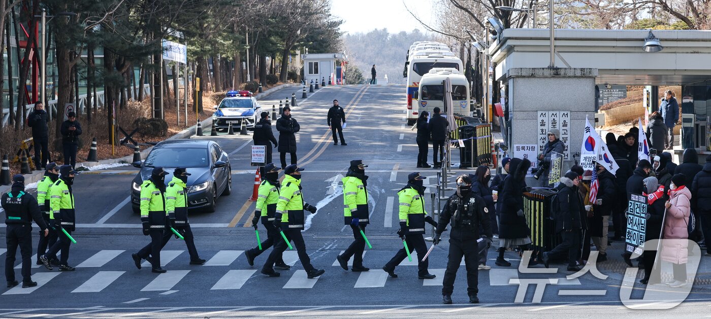 본문 이미지 - 김건희 여사의 자본시장과 금융투자업에 관한 법률 위반, 알선수재, 정치자금법 위반 등 혐의 1심 선고기일인 28일 오후 서울 서초구 중앙지방법원 앞에서 경찰들이 이동하고 있다. 2026.1.28/뉴스1 ⓒ News1 안은나 기자