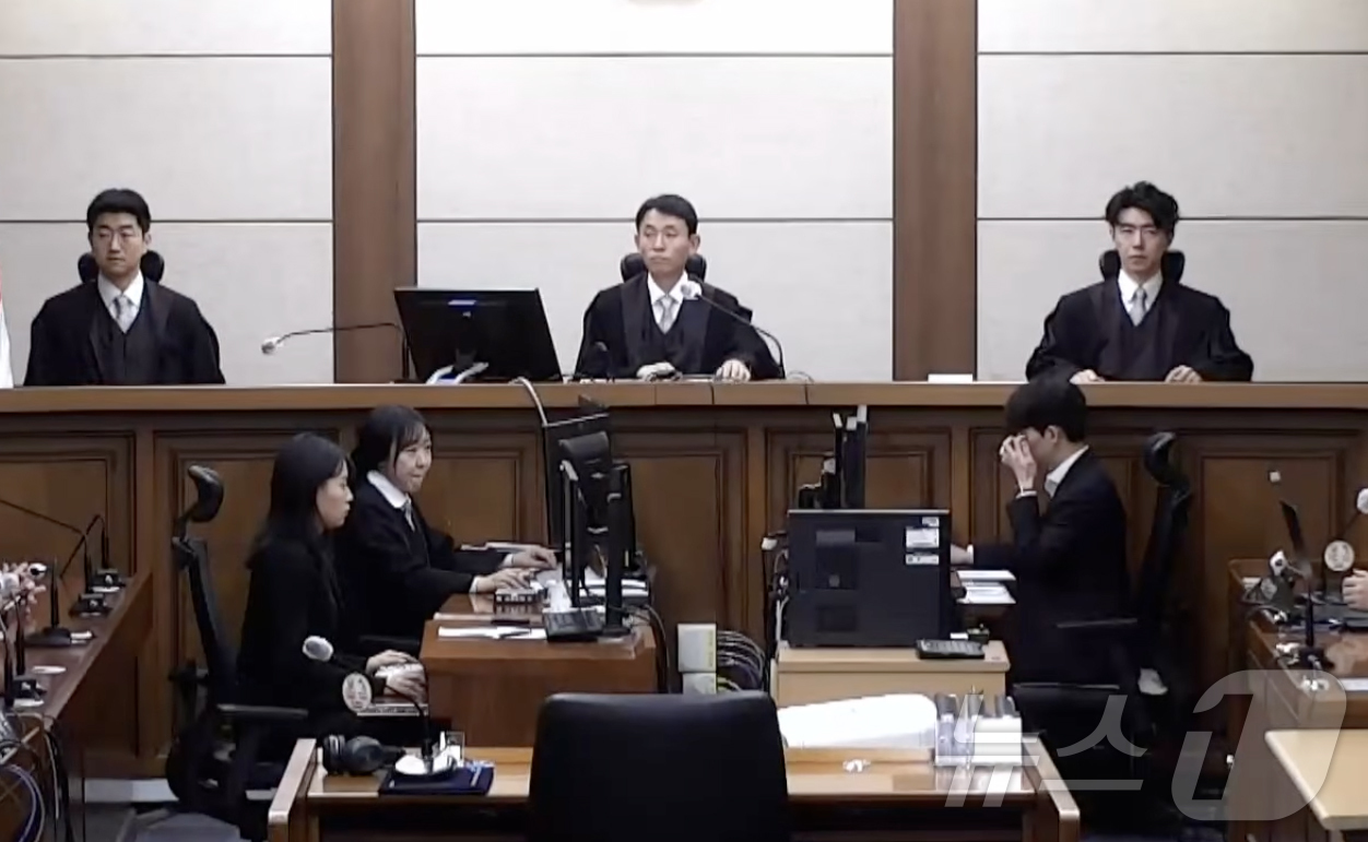 (서울=뉴스1) 김진환 기자 = 우인성 부장판사가 28일 오후 서울 서초구 중앙지방법원에서 김건희 여사의 자본시장법·정치자금법 위반, 특정범죄 가중처벌법상 알선수재 혐의 1심 선고 …