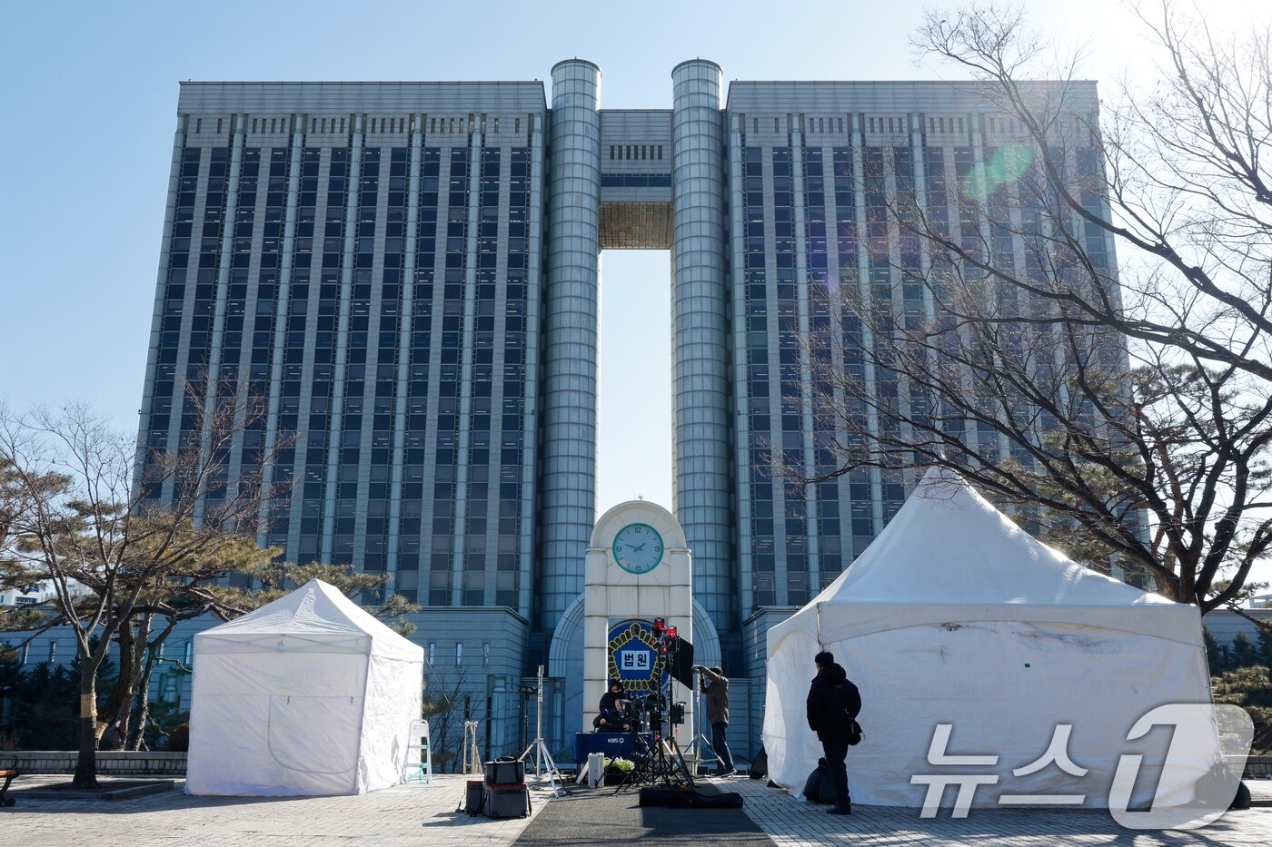 본문 이미지 - 김건희 여사의 자본시장과 금융투자업에 관한 법률 위반, 알선수재, 정치자금법 위반 등 혐의 1심 선고기일인 28일 오후 서울 서초구 중앙지방법원에서 방송사 관계자들이 중계 준비를 하고 있다. 2026.1.28/뉴스1 ⓒ News1 안은나 기자