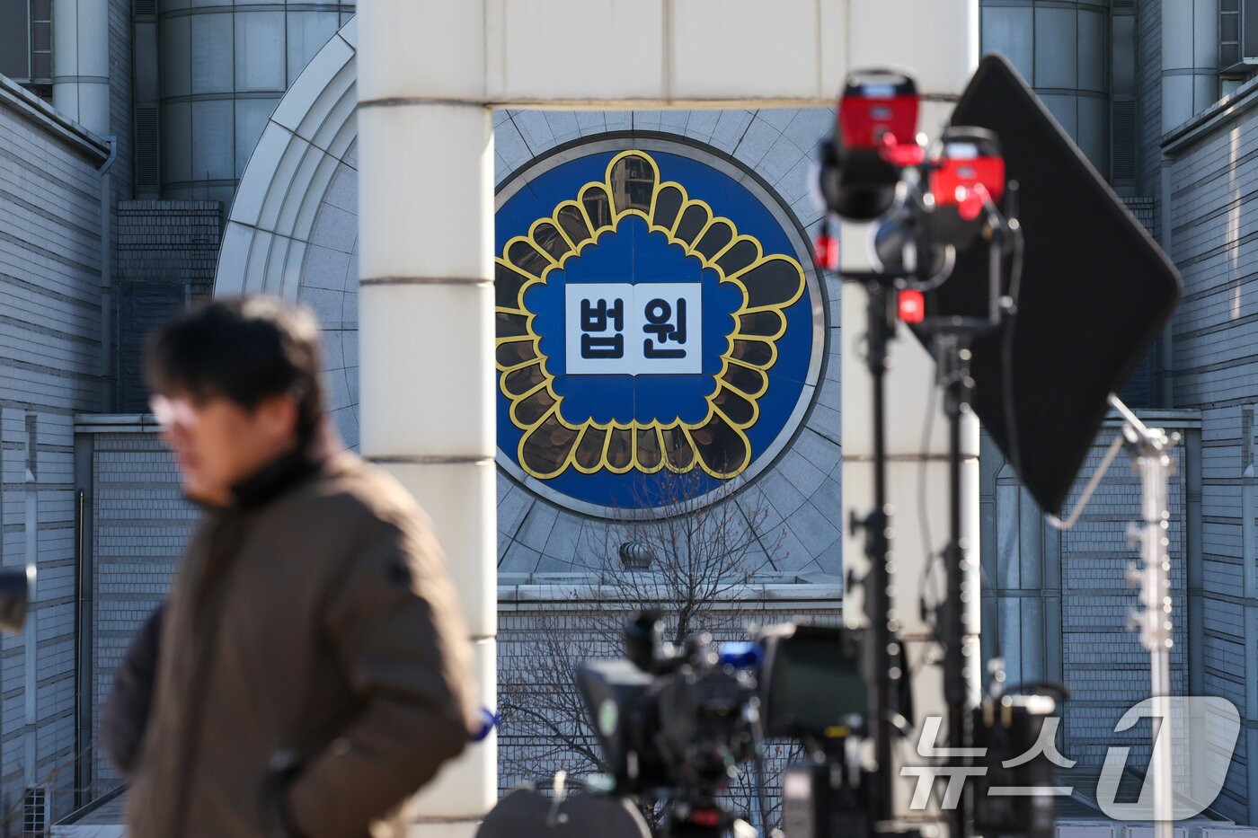 본문 이미지 - 김건희 여사의 자본시장과 금융투자업에 관한 법률 위반, 알선수재, 정치자금법 위반 등 혐의 1심 선고기일인 28일 오후 서울 서초구 중앙지방법원에서 방송사 관계자들이 중계 준비를 하고 있다. 2026.1.28/뉴스1 ⓒ News1 안은나 기자