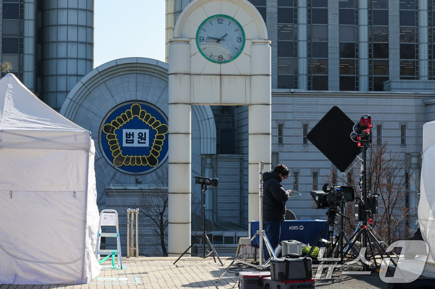 본문 이미지 - 김건희 여사의 자본시장과 금융투자업에 관한 법률 위반, 알선수재, 정치자금법 위반 등 혐의 1심 선고기일인 지난 28일 오후 서울 서초구 중앙지방법원에서 방송사 관계자들이 중계 준비를 하고 있다. 2026.1.28/뉴스1 ⓒ News1 안은나 기자