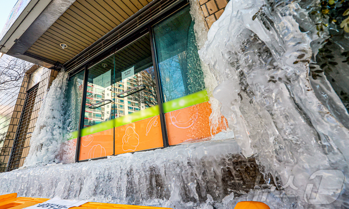 (인천=뉴스1) 이호윤 기자 = 영하 10도를 밑도는 영하권 추위가 계속된 28일 인천 계양구 한 건물의 수도관이 터져 입구가 얼음으로 막혀 있다. 2026.1.28/뉴스1