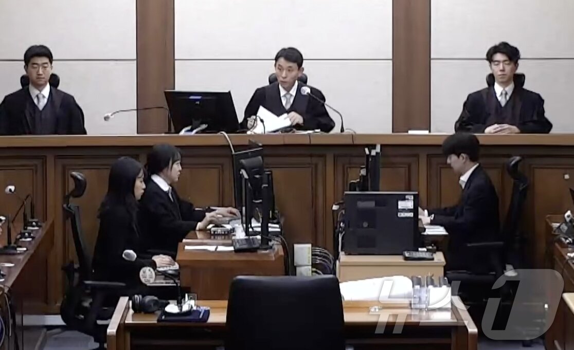 본문 이미지 - 우인성 부장판사가 28일 오후 서울 서초구 중앙지방법원에서 김건희 여사의 자본시장법·정치자금법 위반, 특정범죄 가중처벌법상 알선수재 혐의 1심 선고 공판에서 판결문을 낭독하고 있다. (중앙지법 제공. 재판매 및 DB 금지) 2026.1.28/뉴스1 ⓒ News1 김진환 기자