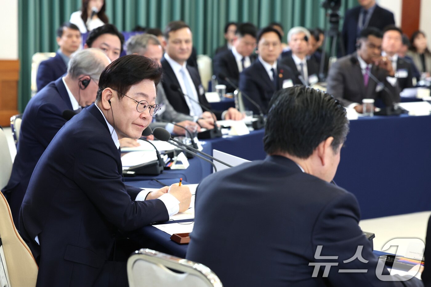 본문 이미지 - 이재명 대통령이 28일 청와대에서 열린 외국인 투자 기업 간담회에서 참석자의 발언을 듣고 있다. 2026.1.28/뉴스1 ⓒ News1 이재명 기자