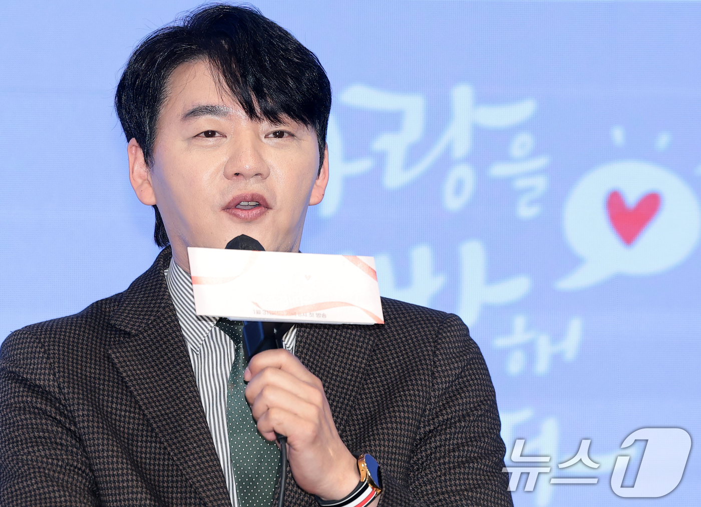 (서울=뉴스1) 권현진 기자 = 배우 김승수가 14일 오후 서울 구로구 더세인트에서 열린 KBS 2TV 새 주말드라마 '사랑을 처방해 드립니다'(극본 박지숙) 제작발표회에 참석해 …