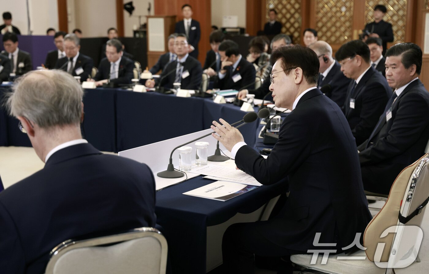 본문 이미지 - 이재명 대통령이 28일 청와대에서 열린 외국인 투자 기업 간담회에서 발언을 하고 있다. 2026.1.28/뉴스1 ⓒ News1 이재명 기자