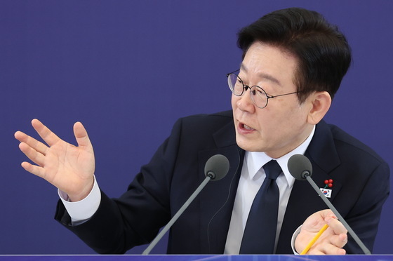 생중계·끝장 회견·SNS국정…'이재명식 직접소통' 뉴노멀