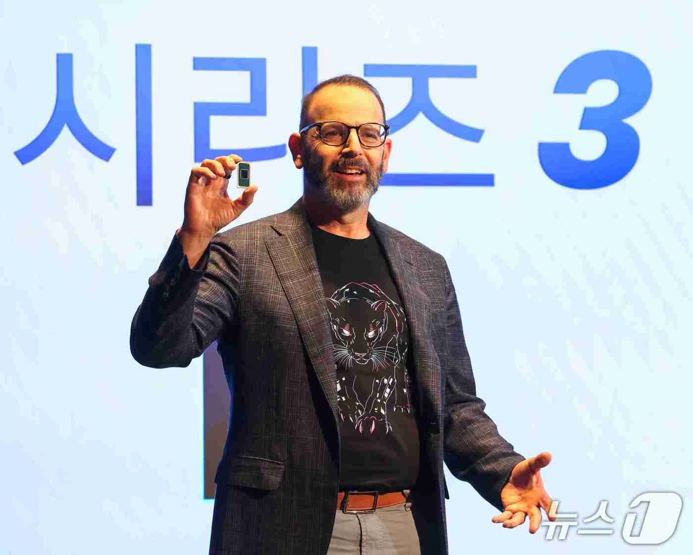 본문 이미지 - 조쉬 뉴먼 인텔 컨슈머 PC 부문 총괄이 서울 삼성동 웨스틴 서울 파르나스에서 열린 인텔 AI PC 쇼케이스 기자간담회에서 발언하고 있다. 2026.1.28 뉴스1 (인텔코리아 제공)