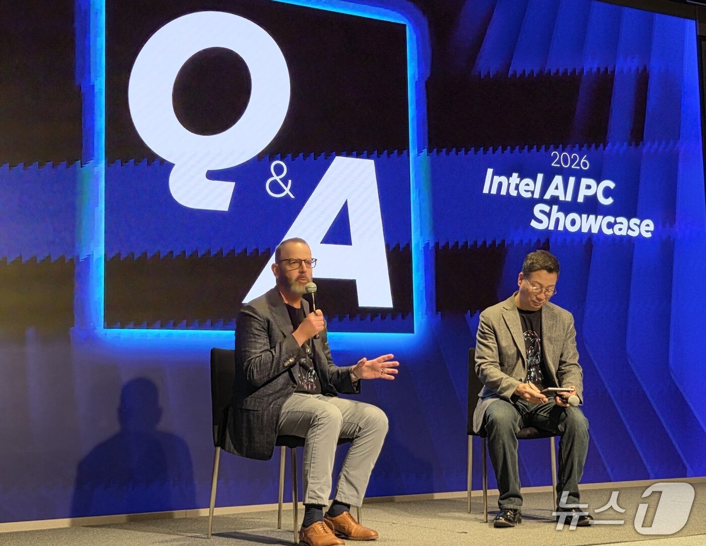 본문 이미지 - 배태원 인텔코리아 대표와 조쉬 뉴먼 인텔 컨슈머 PC 부문 총괄이 서울 삼성동 웨스틴 서울 파르나스에서 열린 인텔 AI PC 쇼케이스 기자간담회에서 답변하고 있다. 2026.1.28 뉴스1 ⓒ News1 김민석 기자