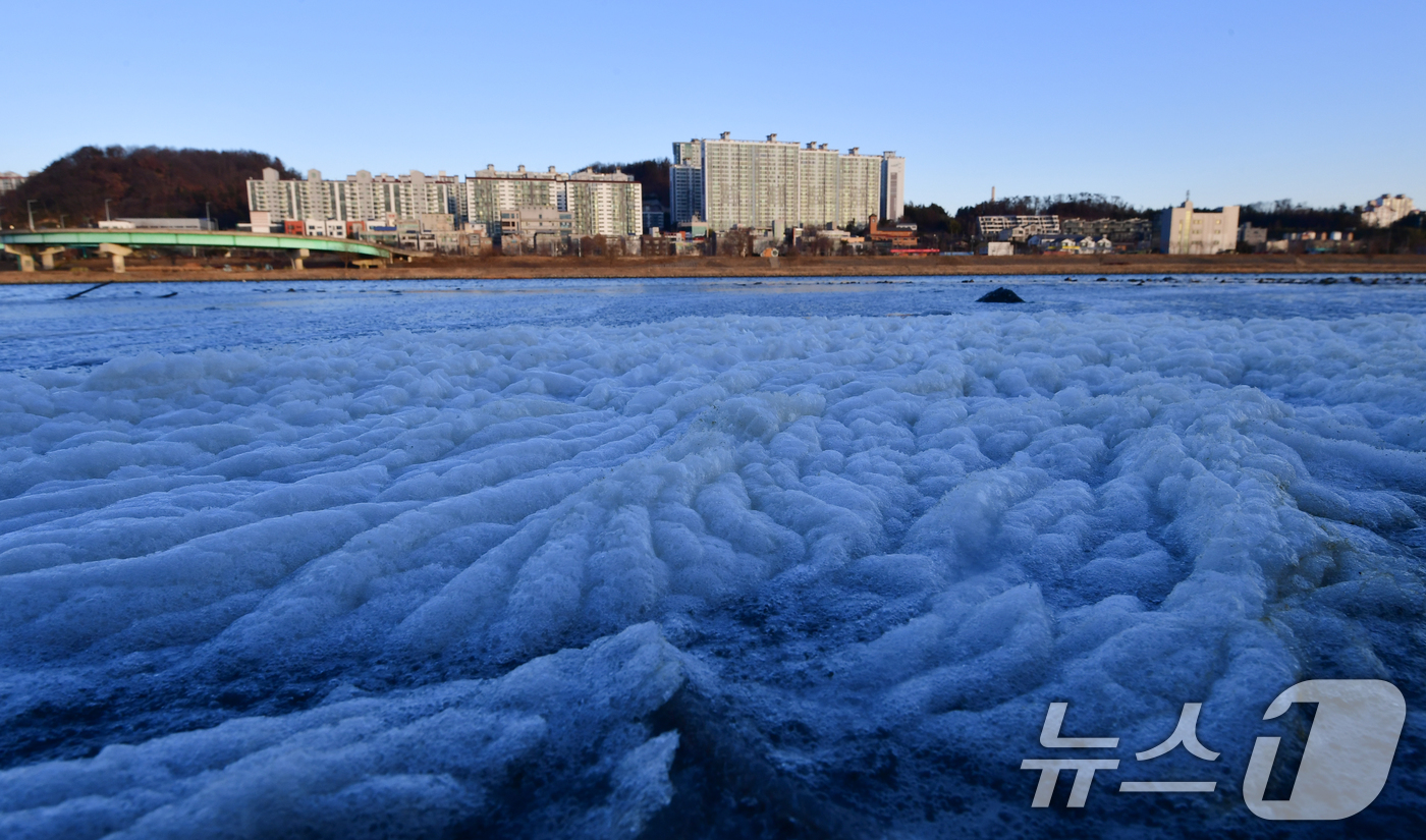(포항=뉴스1) 최창호 기자 = 연일 동장군이 기승을 부리고 있는 가운데 28일 경북 포항시 남구 연일읍 유강리 형산강 주변이 얼어있다.  2026.1.28/뉴스1