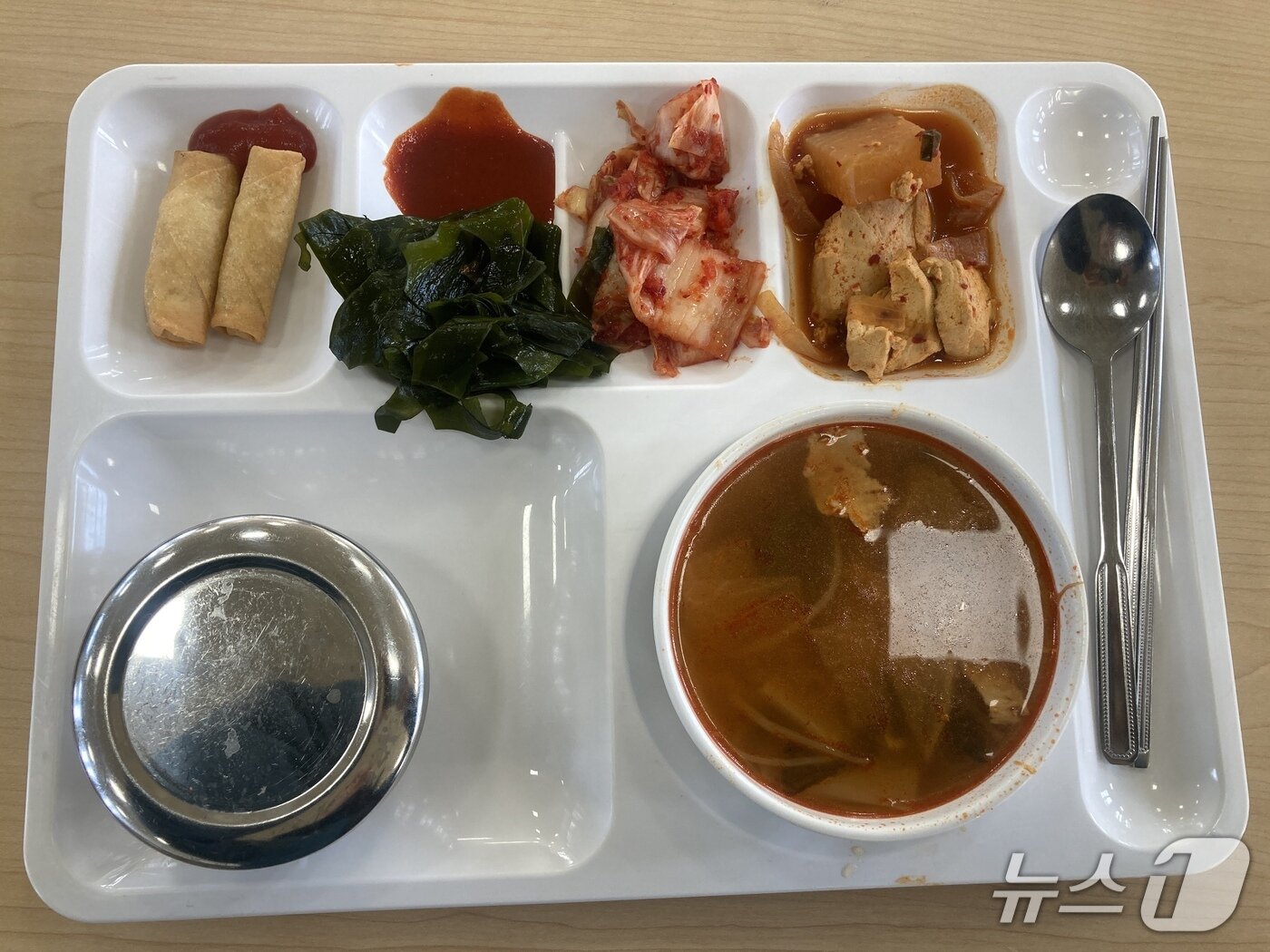 본문 이미지 - 한 구내식당의 음식 사진. (필자 제공)