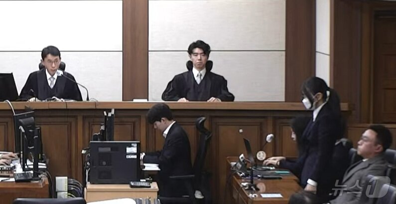 본문 이미지 - 김건희 여사가 28일 오후 서울 서초구 중앙지방법원에서 자본시장법·정치자금법 위반, 특정범죄 가중처벌법상 알선수재 혐의 1심 선고 공판에서 선고를 받고 있다. (중앙지법 제공. 재판매 및 DB 금지) 2026.1.28/뉴스1