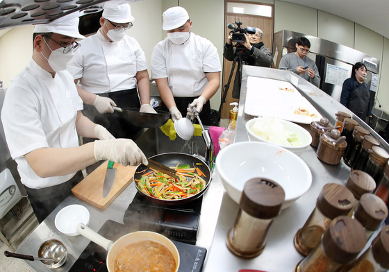 "병영식당 최고 손맛을 찾아라"…육군 2작전사 '군식대첩' 개최