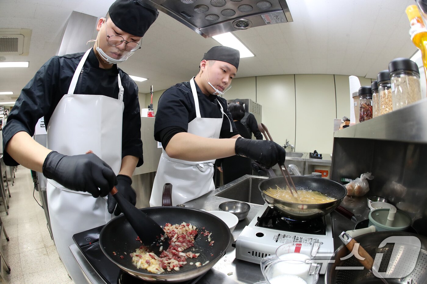 본문 이미지 - 28일 오후 육군 제2작전사령부 주최로 5군수지원사령부 조리병 교육대에서 열린 'K-2작전사 군식(軍食)대첩' 본선 출전팀이 90분 이내에 도전 메뉴를 완성하기 위해 조리에 집중하고 있다. 2026.1.28/뉴스1 ⓒ News1 공정식 기자