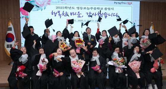 [뉴스1 PICK] 2025학년도 늘푸름학교 졸업식…졸업모 던지며 새 출발