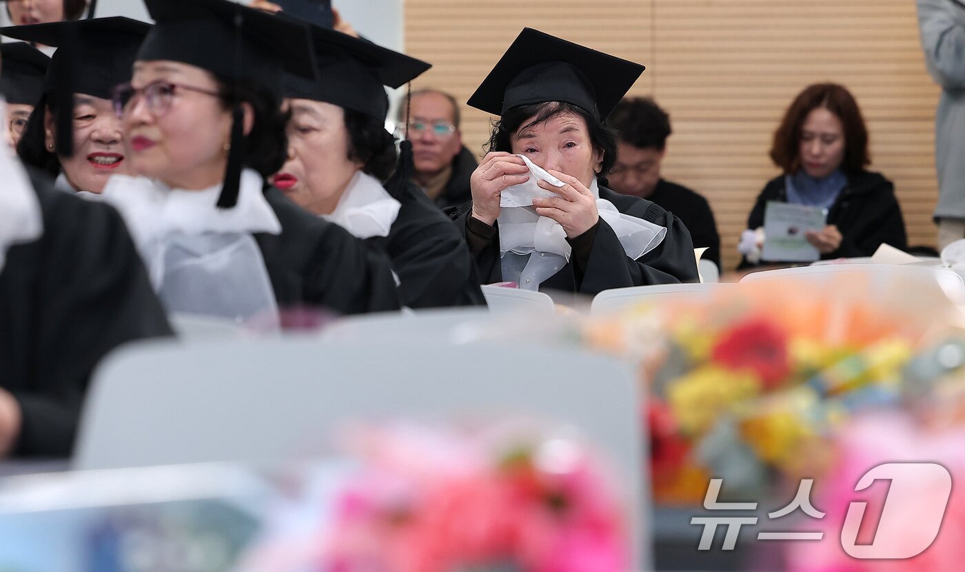 본문 이미지 - 28일 서울 영등포구 영등포구청에서 열린 2025학년도 영등포 늘푸름학교 졸업식에서 한 졸업생이 눈물을 닦고 있다. 2026.1.28/뉴스1 ⓒ News1 김성진 기자