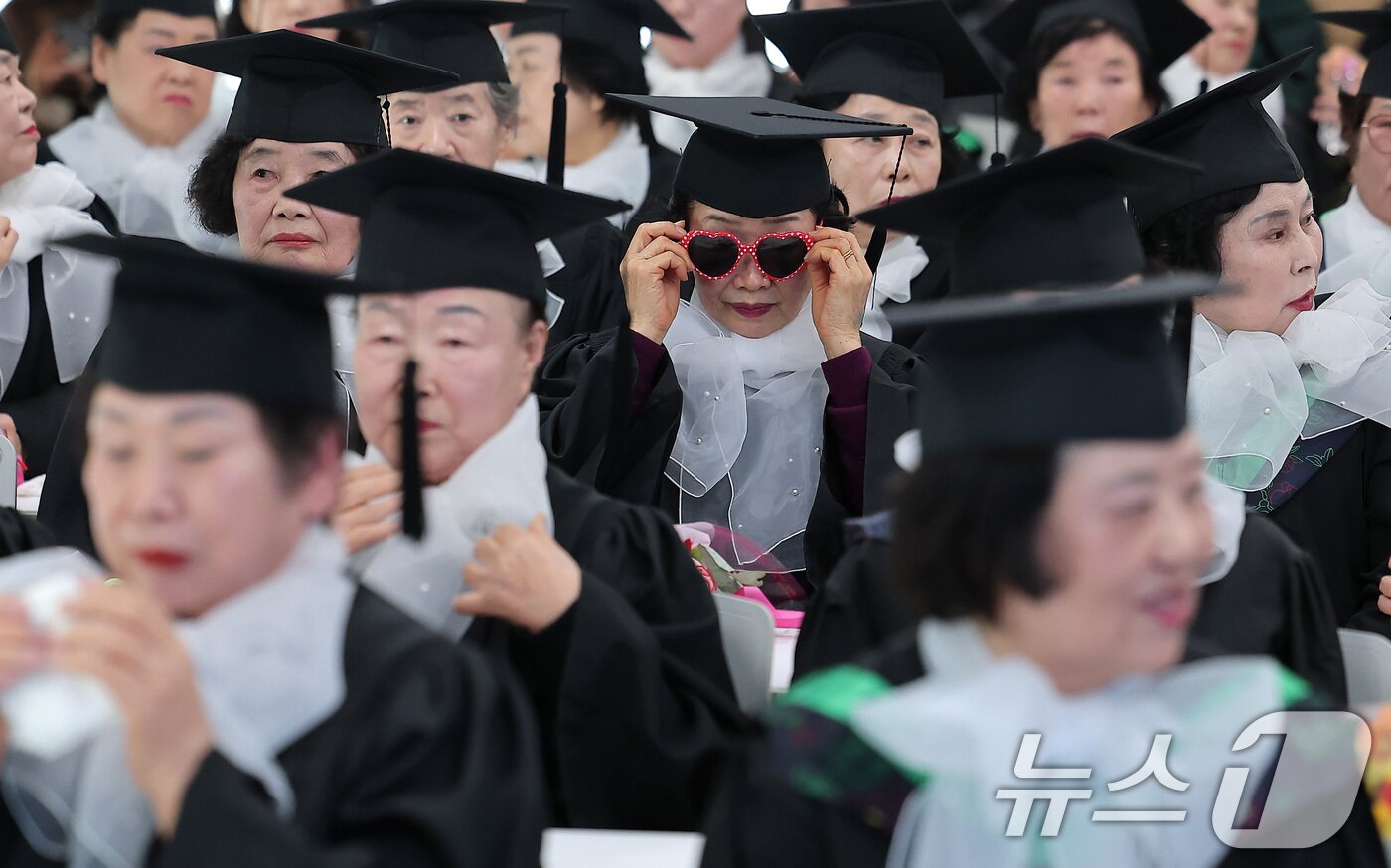 본문 이미지 - 28일 서울 영등포구 영등포구청에서 열린 2025학년도 영등포 늘푸름학교 졸업식에서 한 졸업생이 선글라스를 착용하고 있다. 2026.1.28/뉴스1 ⓒ News1 김성진 기자