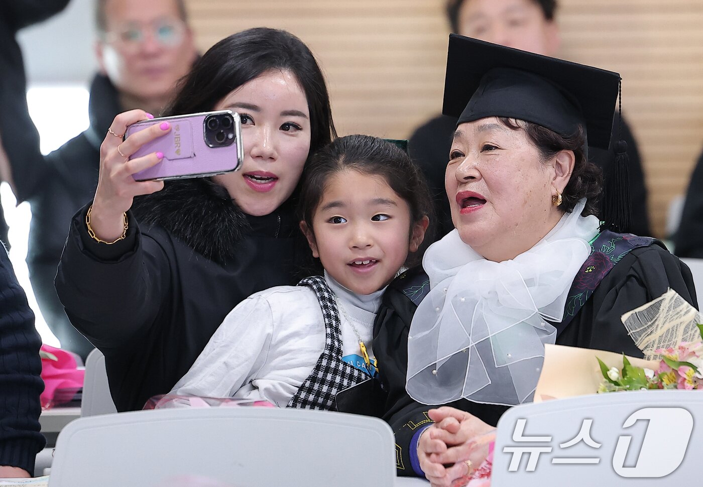 본문 이미지 - 28일 서울 영등포구 영등포구청에서 열린 2025학년도 영등포 늘푸름학교 졸업식에서 한 졸업생이 가족들과 기념촬영을 하고 있다. 2026.1.28/뉴스1 ⓒ News1 김성진 기자