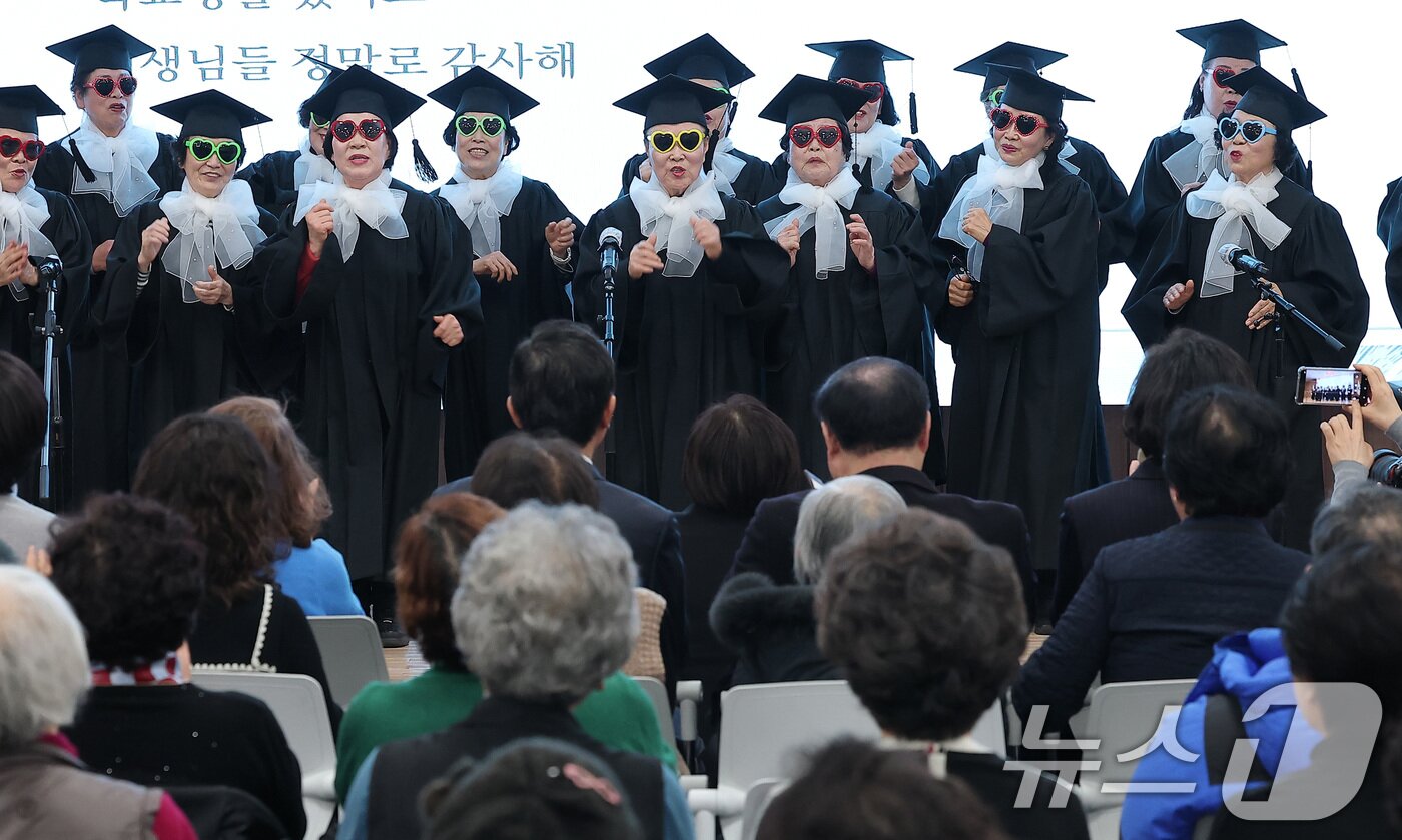 본문 이미지 - 28일 서울 영등포구 영등포구청에서 열린 2025학년도 영등포 늘푸름학교 졸업식에서 졸업생들이 축하공연을 하고 있다. 2026.1.28/뉴스1 ⓒ News1 김성진 기자