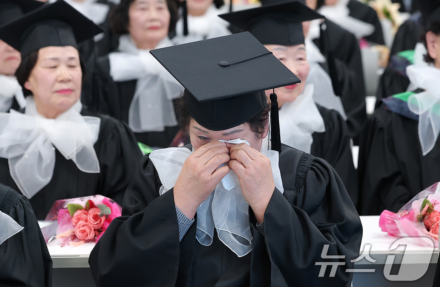 (서울=뉴스1) 김성진 기자 = 28일 서울 영등포구 영등포구청에서 열린 2025학년도 영등포 늘푸름학교 졸업식에서 한 졸업생이 눈물을 닦고 있다. 2026.1.28/뉴스1