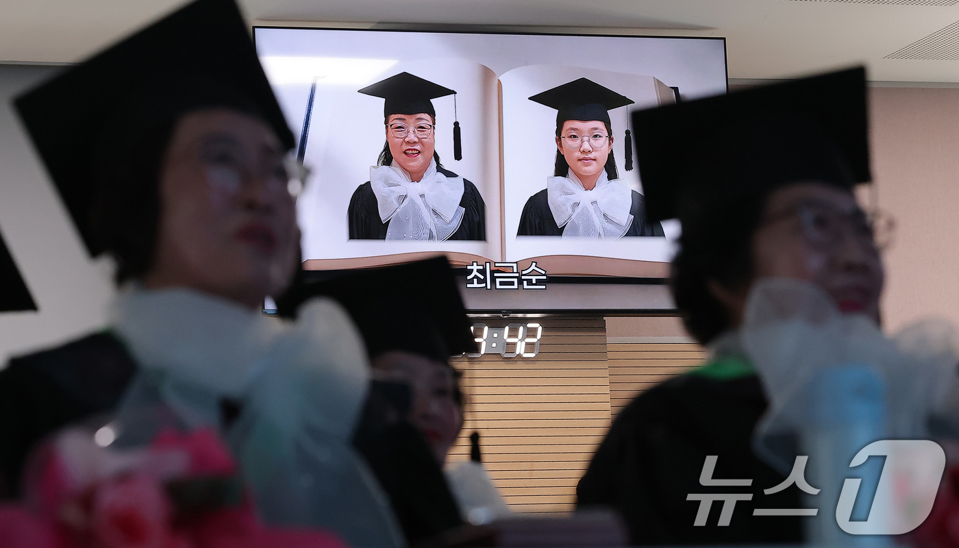 (서울=뉴스1) 김성진 기자 = 28일 서울 영등포구 영등포구청에서 열린 2025학년도 영등포 늘푸름학교 졸업식에서 졸업생들이 AI로 제작한 졸업사진을 보고 있다. 2026.1.2 …