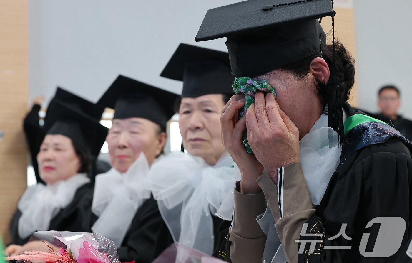 본문 이미지 - 28일 서울 영등포구 영등포구청에서 열린 2025학년도 영등포 늘푸름학교 졸업식에서 졸업생들이 눈물을 닦고 있다. 2026.1.28/뉴스1 ⓒ News1 김성진 기자