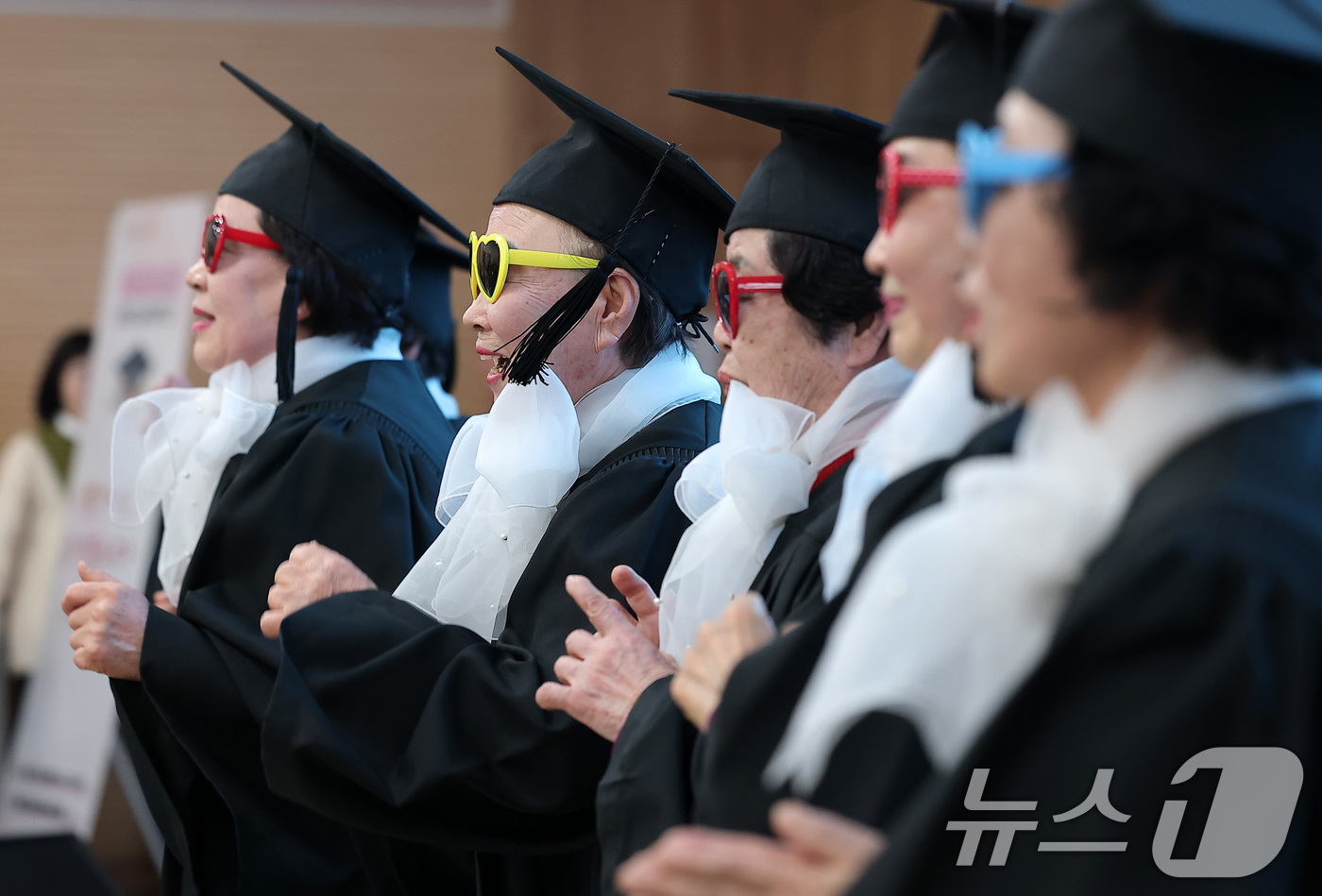 (서울=뉴스1) 김성진 기자 = 28일 서울 영등포구 영등포구청에서 열린 2025학년도 영등포 늘푸름학교 졸업식에서 졸업생들이 축하공연을 하고 있다. 2026.1.28/뉴스1