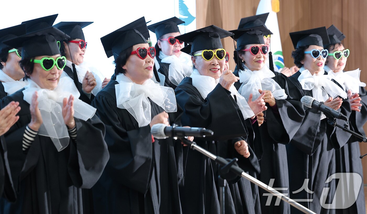 본문 이미지 - 28일 서울 영등포구 영등포구청에서 열린 2025학년도 영등포 늘푸름학교 졸업식에서 졸업생들이 축하공연을 하고 있다. 2026.1.28/뉴스1 ⓒ News1 김성진 기자