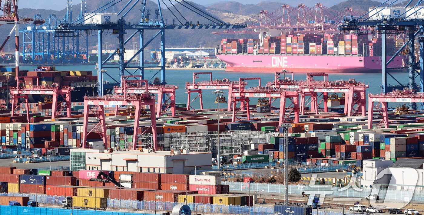 본문 이미지 - 도널드 트럼프 미국 대통령이 한국산 제품에 대한 '25% 고율 관세' 부과를 선언한 지 하루 만에 "한국과 함께 해결책을 마련하겠다＂고 밝히며 국면 전환을 시사했다. 기습적인 압박으로 한국 정부를 당혹게 했던 트럼프 대통령이 돌연 협상 가능성을 열어두면서, 한미 양국은 이번 주말을 기점으로 이해관계 조율을 위한 본격적인 통상 협의에 돌입할 전망이다. 사진은 28일 부산 강서구 부산신항 부두 야적장에 컨테이너가 쌓인 모습. 2026.1.28/뉴스1 ⓒ News1 윤일지 기자