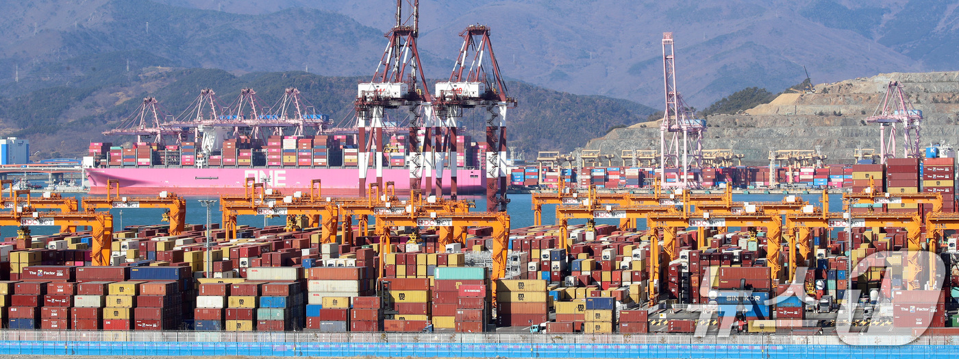 (부산=뉴스1) 윤일지 기자 = 도널드 트럼프 미국 대통령이 한국산 제품에 대한 '25% 고율 관세' 부과를 선언한 지 하루 만에 "한국과 함께 해결책을 마련하겠다"고 밝히며 국면 …