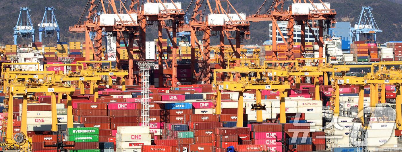 (부산=뉴스1) 윤일지 기자 = 도널드 트럼프 미국 대통령이 한국산 제품에 대한 '25% 고율 관세' 부과를 선언한 지 하루 만에 "한국과 함께 해결책을 마련하겠다"고 밝히며 국면 …